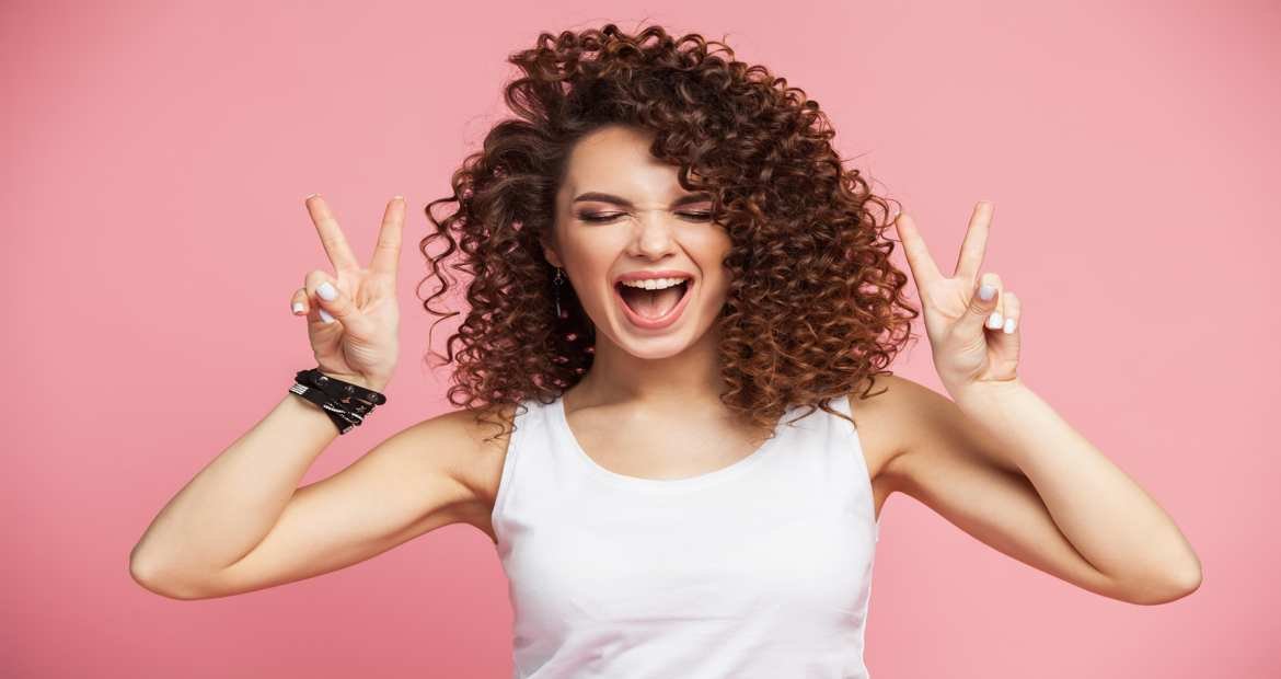 Modelo Branca Com Cabelo Cacheado E Preto